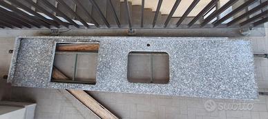 Piano cucina in granito sardo.