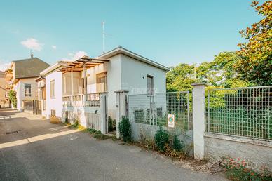 3 LOCALI INDIPENDENTE DA RISTRUTTURARE CON GIARDIN