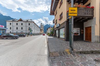 Negozio con magazzino in posizione centrale