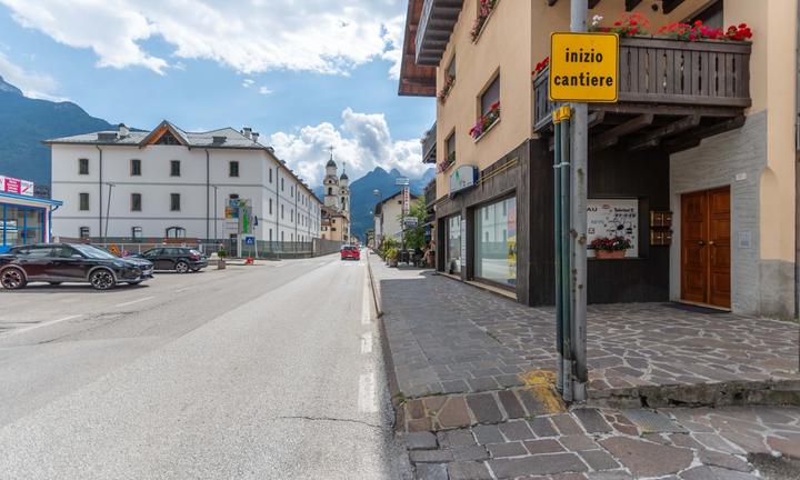 Negozio con magazzino in posizione centrale