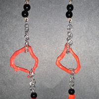 Orecchini di corallo e acciaio