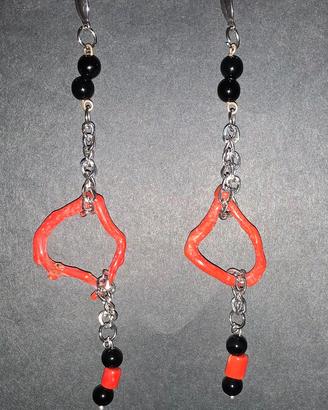 Orecchini di corallo e acciaio