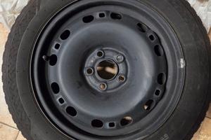 gomme invernali 185 / 60 R15 con cerchi polo