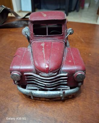 Camion giocattolo in metallo vecchio