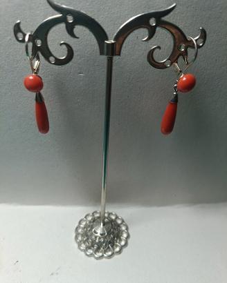 orecchini argento rodiato monachella e corallo.