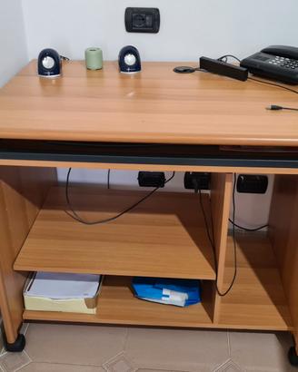 scrivania porta pc