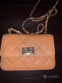 Borsa pelle modello Chanel.