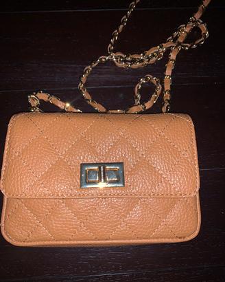 Borsa pelle modello Chanel.