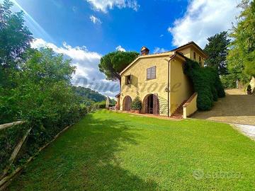 Villa di 380 m² con più di 5 locali e box auto a R