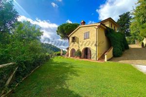 Villa di 380 m² con più di 5 locali e box auto a R