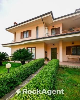 Villa di 361 m² con 5 locali e box auto a Satriano