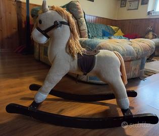 Cavallo a dondolo in legno e peluche