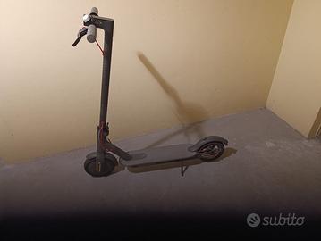 Xiaomi M365 Momopattino Elettrico