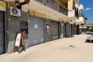 Negozio con ampio parcheggio