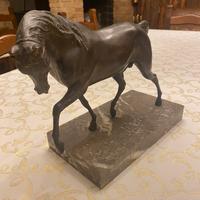 Scultura di cavallo in bronzo su base in marmo