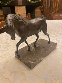 Scultura di cavallo in bronzo su base in marmo
