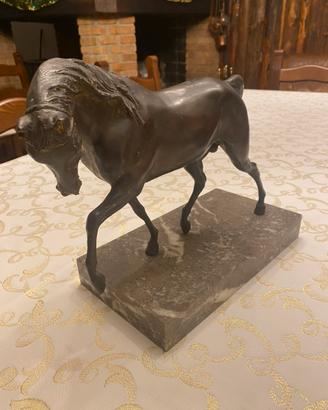 Scultura di cavallo in bronzo su base in marmo