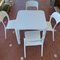 Tavoli in plastica con sedie
