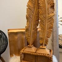 Set scultura in legno con libro e calamaio