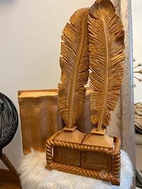 Set scultura in legno con libro e calamaio