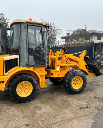 P137 Pala gommata JCB 407 B