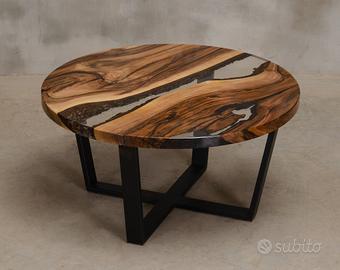 Tavolino rotondo in resina epossidica e noce