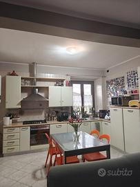 CUCINA ANGOLARE CON ELETTRODOMESTICI DI QUALITA'