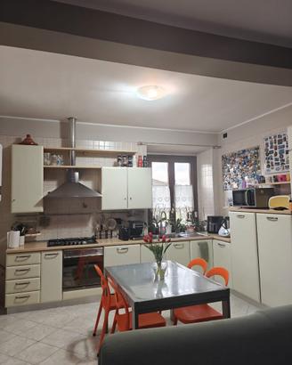 CUCINA ANGOLARE CON ELETTRODOMESTICI DI QUALITA'