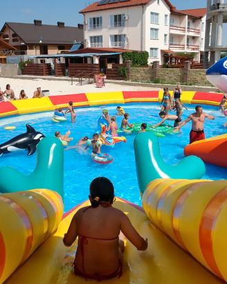 Acqua Scivoli per Bambini. Parco Giochi Acquatico