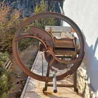 Macchina taglia fieno antica (ruota)