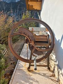 Macchina taglia fieno antica (ruota)