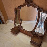 Antica grande specchiera con cassetti