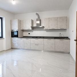 Cucina moderna lineare con elettrodomestici