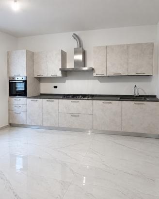 Cucina moderna lineare con elettrodomestici