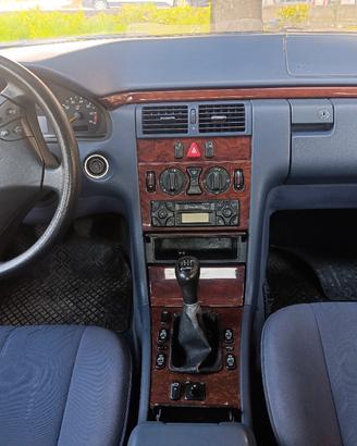 Mercedes E200 kompressor (classic)