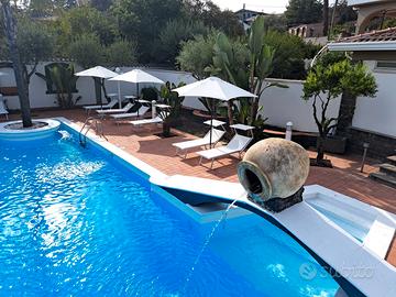 Stock arredo piscina : 8 lettini e 10 ombrelloni. 