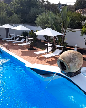 Stock arredo piscina : 8 lettini e 10 ombrelloni. 