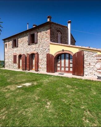 Immerso nella campagna a Suvereto