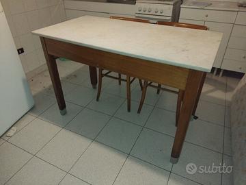 Tavolo in rovere con piano di marmo