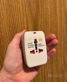 Adattatore universale da viaggio