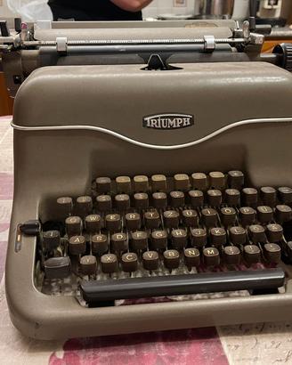 macchina da scrivere  triumph