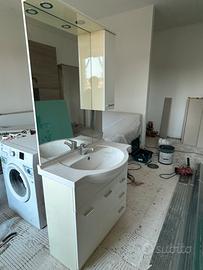 Mobile bagno con lavandino e specchio