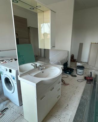 Mobile bagno con lavandino e specchio