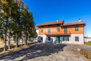 CASA INDIPENDENTE CON AMPIO GIOARDINO E TERRENO -