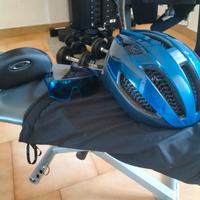 Casco e occhiali per bici da corsa 