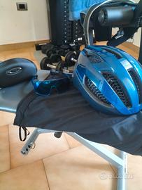 Casco e occhiali per bici da corsa 