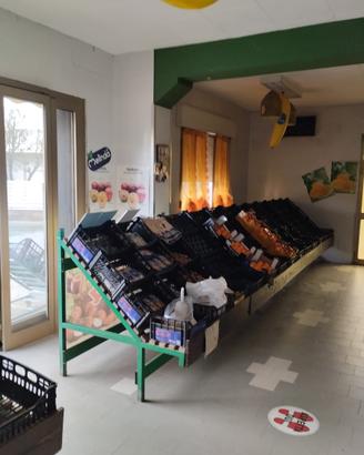 Negozio con cella frigo e appartamento annesso