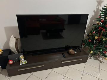 Mobile tv, tavolo e sedie