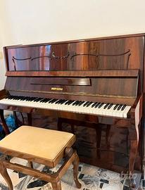 Pianoforte verticale Beryozka con sgabello regolab