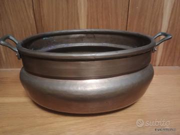 Antica pentola in rame a doppio manico 